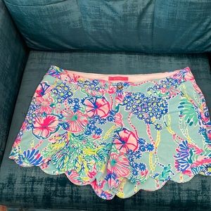 Lilly Pulitzer multi-color scalloped shorts. 5” inseam. Rayon blend.